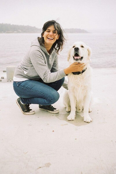Portrait of Maíra Martins and her golden retriever dog